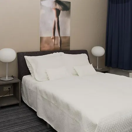 לינה וארוחת בוקר House No 7 4*